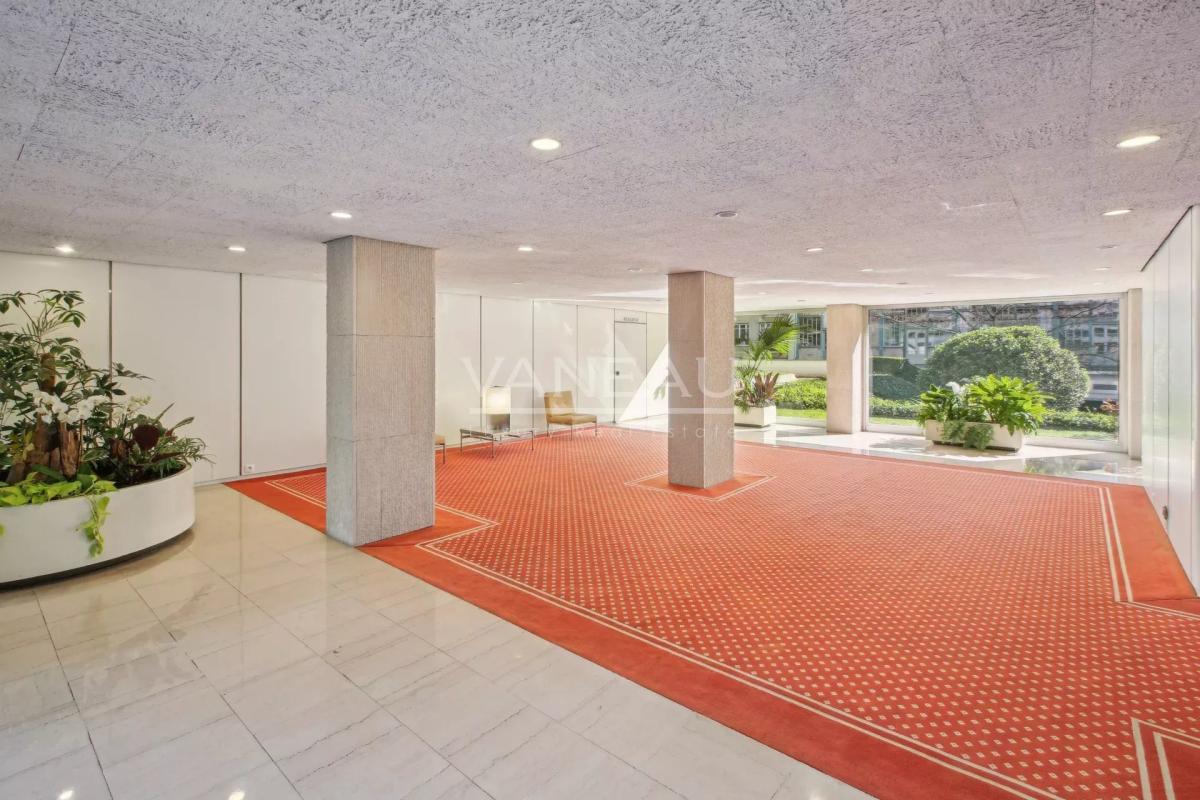 Paris XVIème - 3 pièces avec balcon - vue dégagée - vendu occupé