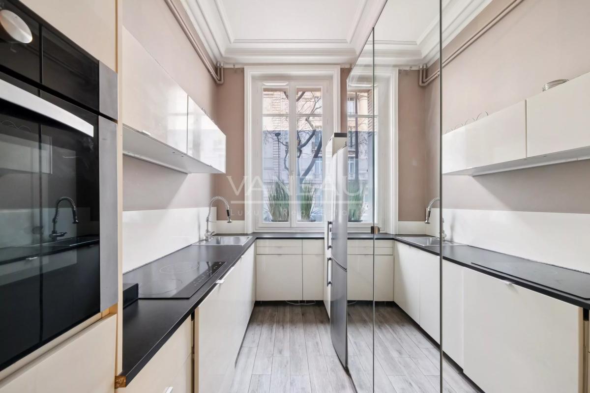 Paris XVIe Trocadéro Grand Studio de 44 m2 loi Carrez