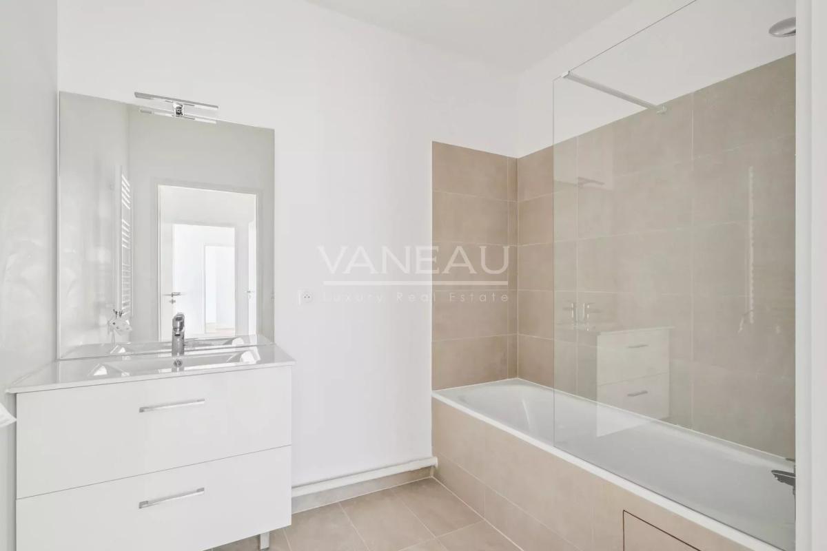 Issy-les-Moulineaux - Trois pièces rénové avec large balcon