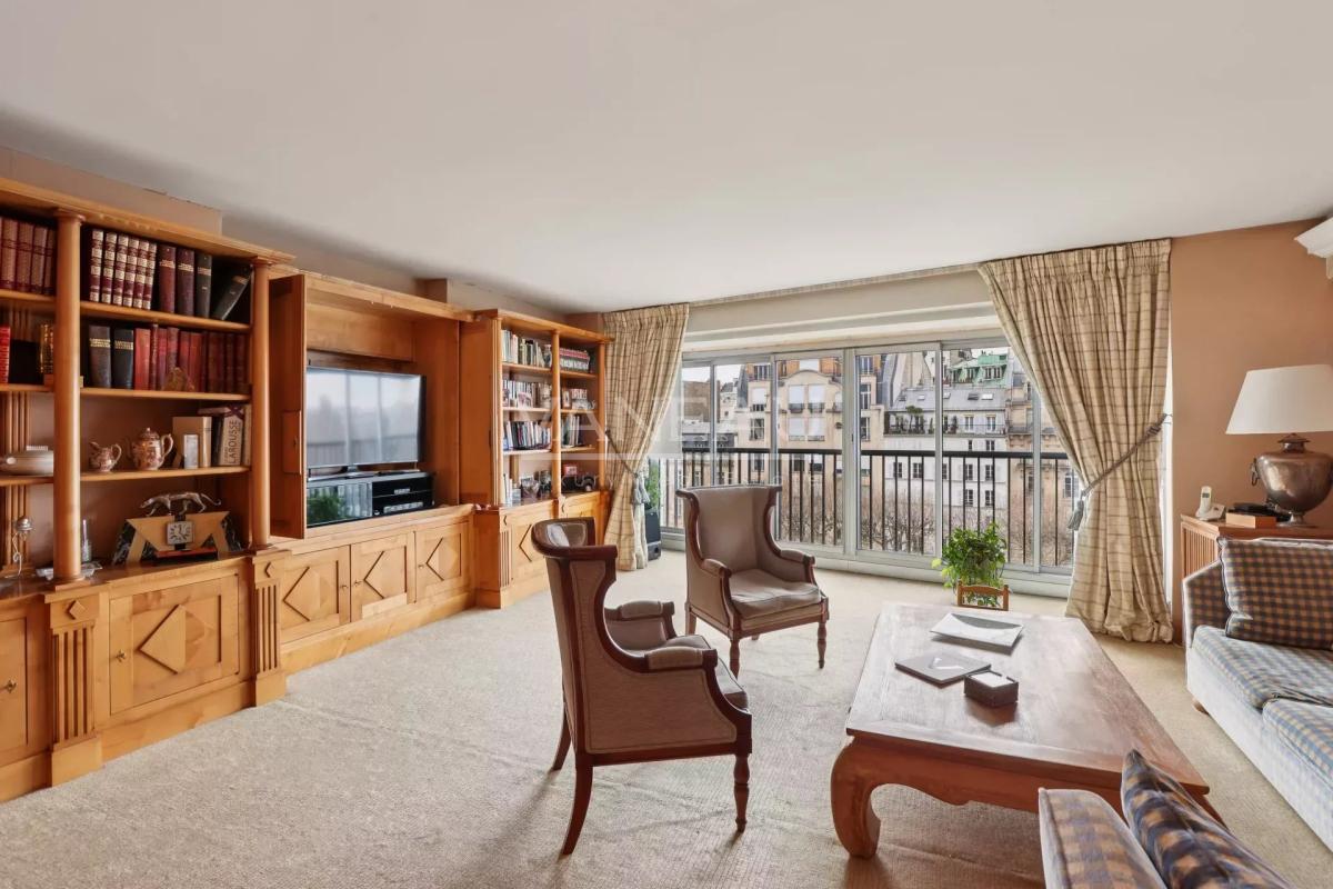 Paris VIIe - Breteuil Invalides - Etage élevé avec vue dégagée