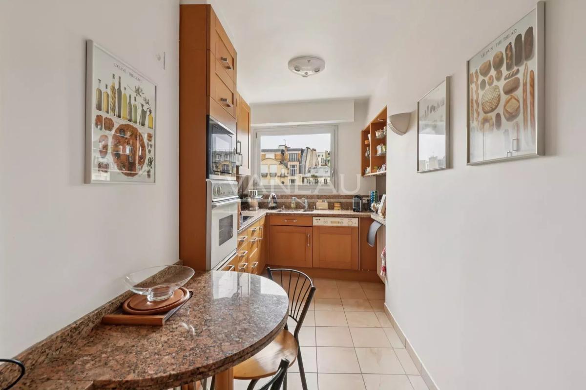 Paris VIIe - Breteuil Invalides - Etage élevé avec vue dégagée