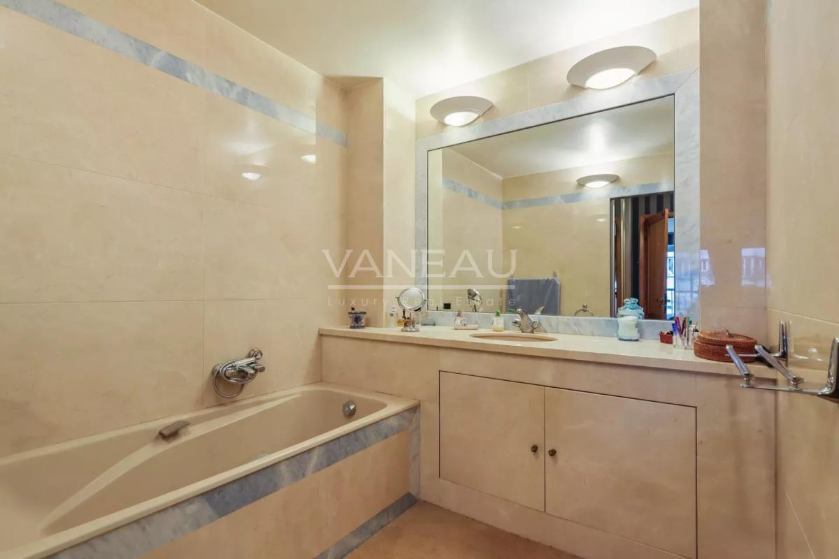 Paris VIIe - Breteuil Invalides - Etage élevé avec vue dégagée