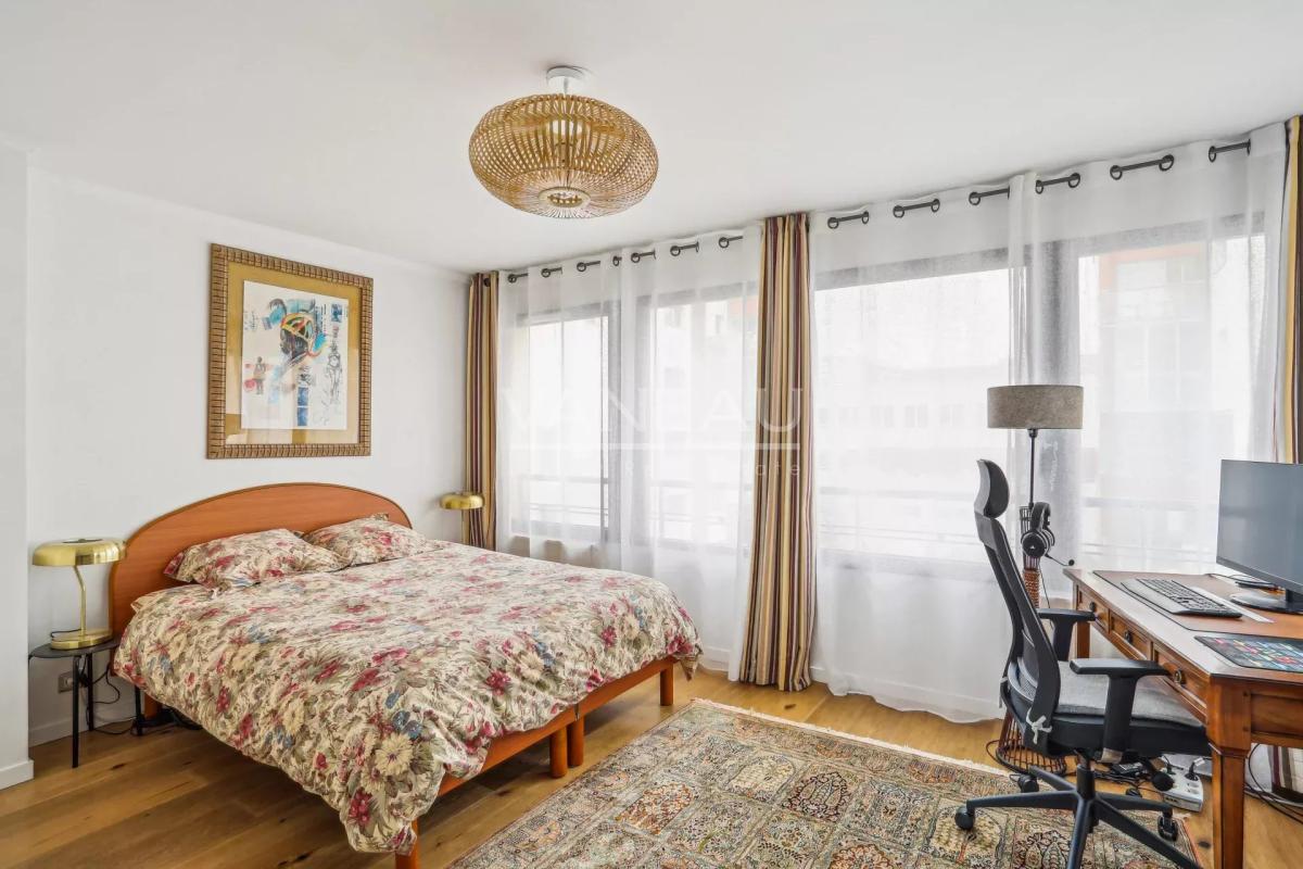 Paris XVIIe - Appartement familial avec terrasse, vue dégagée.