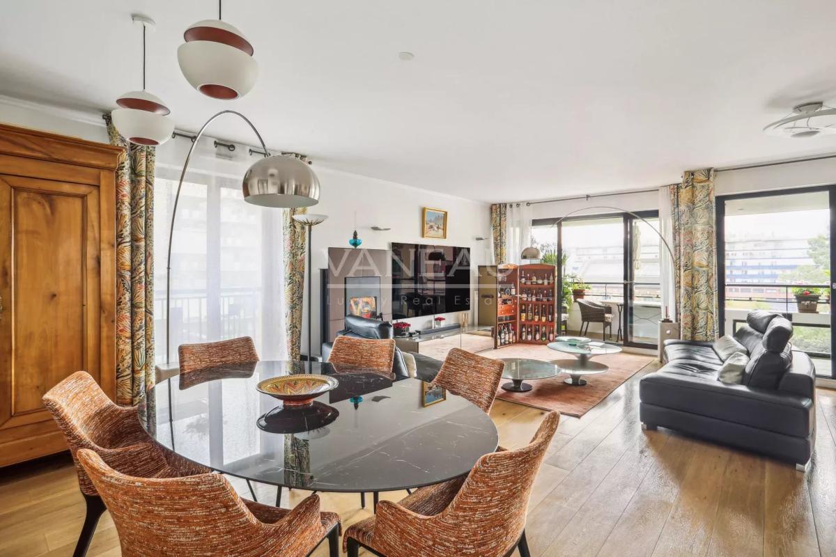 Paris XVIIe - Appartement familial avec terrasse, vue dégagée.