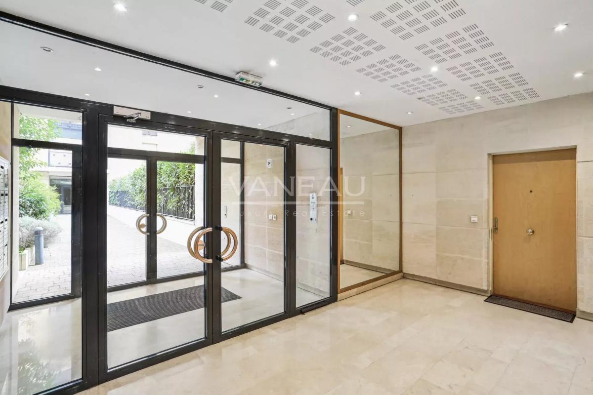 Paris XVIIe - Appartement familial avec terrasse, vue dégagée.