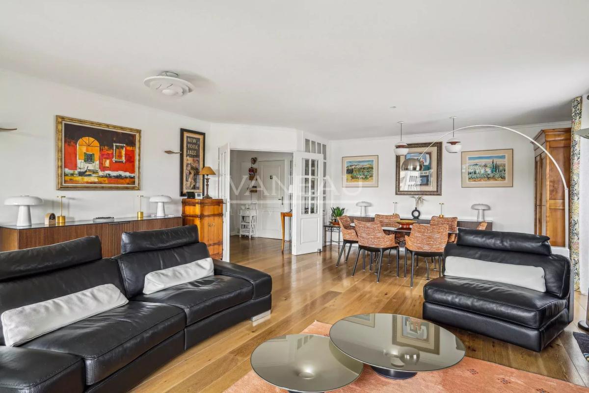 Paris XVIIe - Appartement familial avec terrasse, vue dégagée.