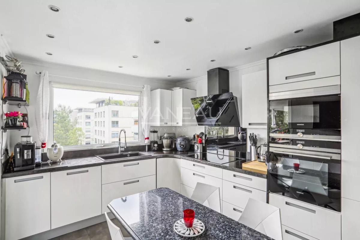 Paris XVIIe - Appartement familial avec terrasse, vue dégagée.