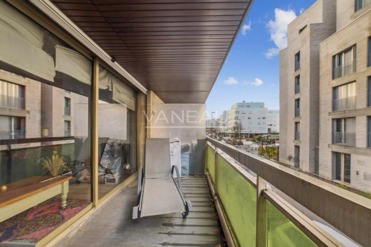 Terrasse et balcon. Cave et parking