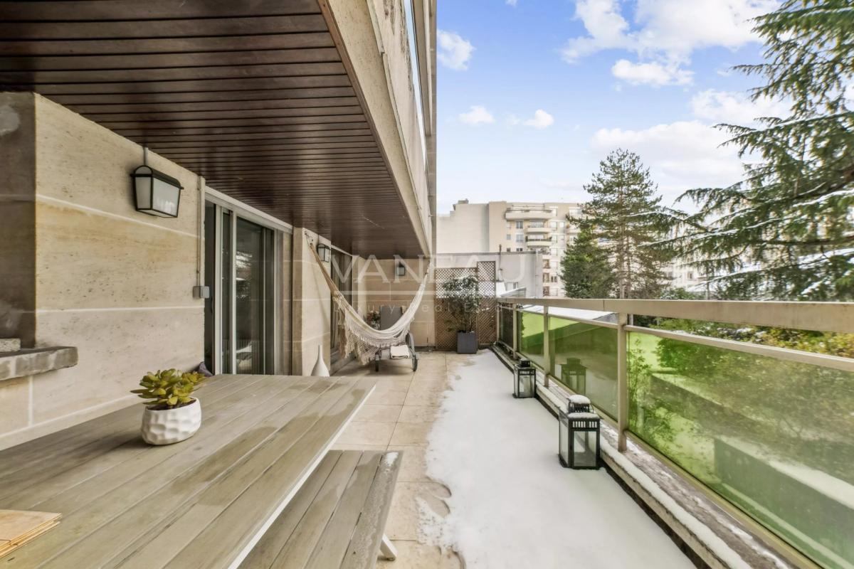 Terrasse et balcon. Cave et parking