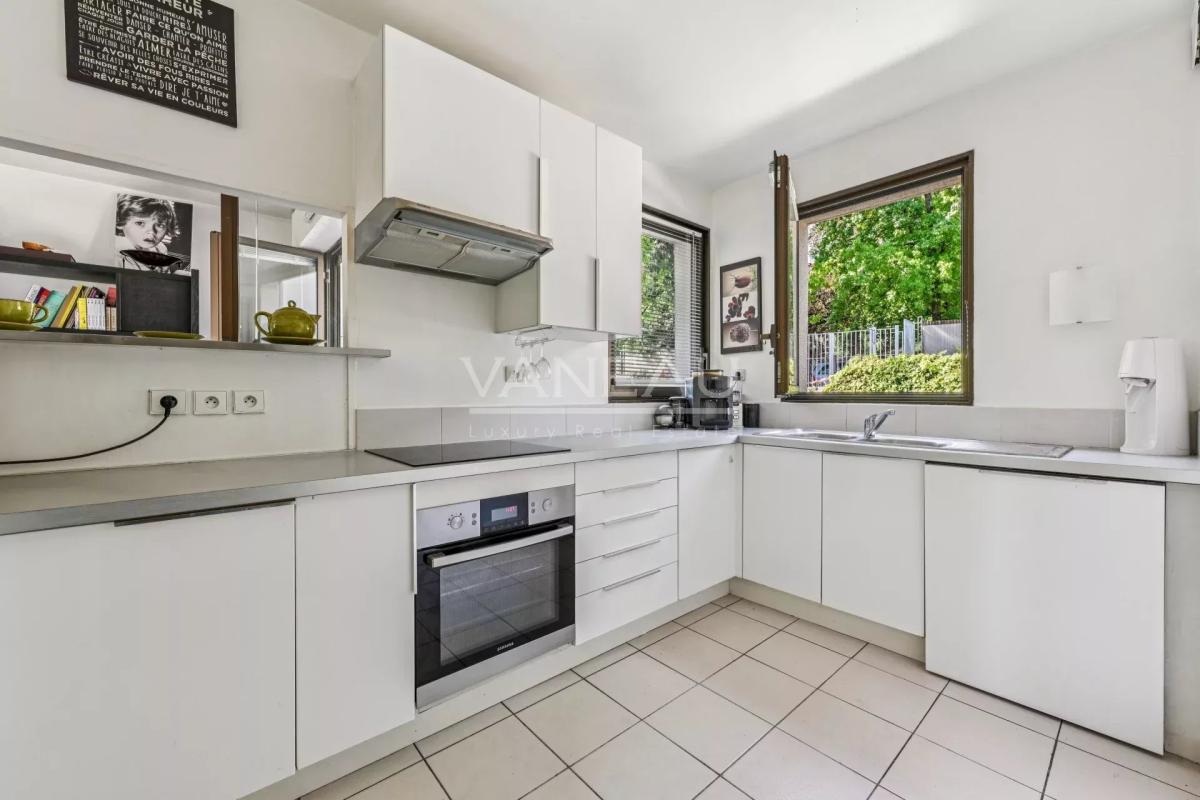 SURESNES - Appartement familial avec terrasse et balcon.