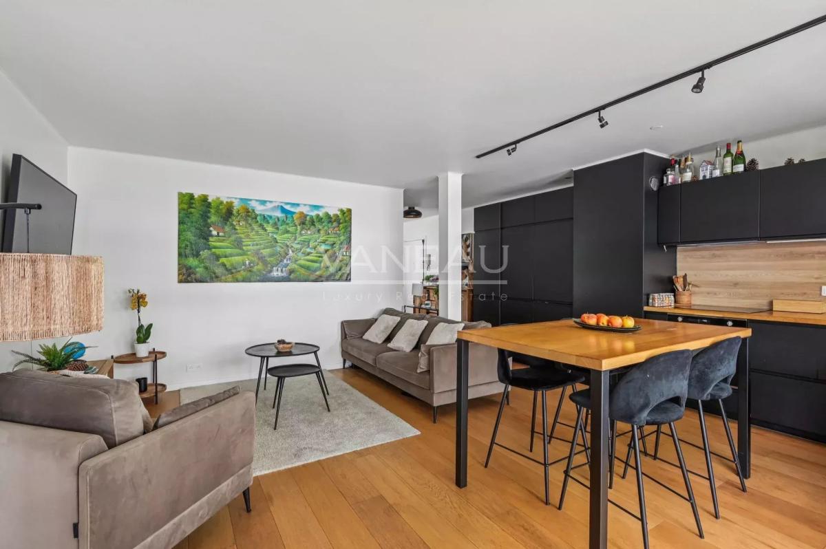 PARIS VIIe - Rue Clerc - Etage élevé avec balcon terrasse.