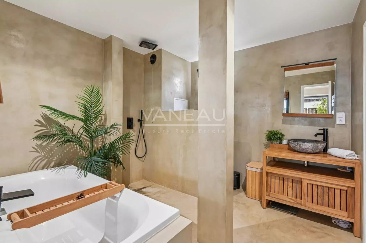 PARIS VIIe - Rue Clerc - Etage élevé avec balcon terrasse.