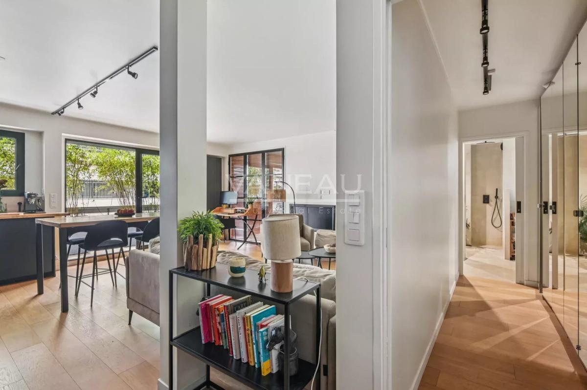 PARIS VIIe - Rue Clerc - Etage élevé avec balcon terrasse.