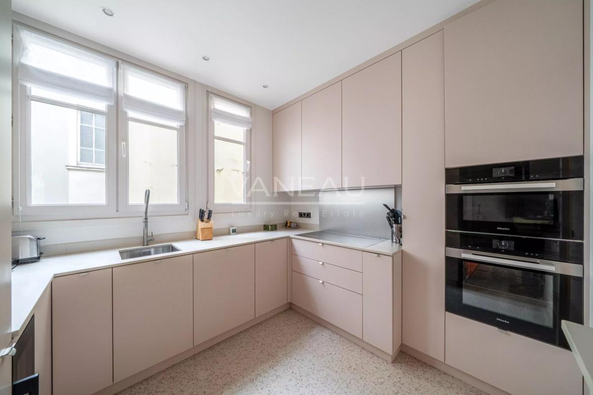 Paris XVIe - Victor Hugo - Dernier étage rénové avec balcon