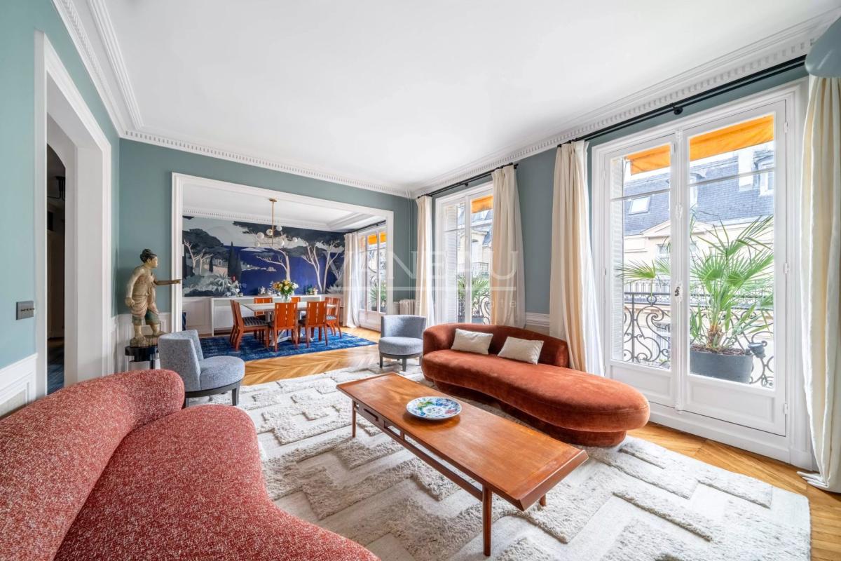 Paris XVIe - Victor Hugo - Dernier étage rénové avec balcon