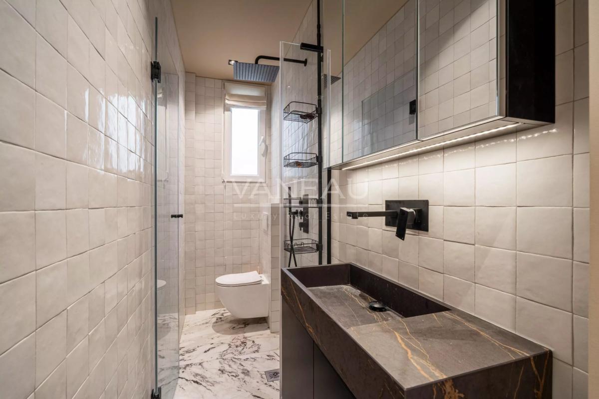 Paris XVIe - Victor Hugo - Dernier étage rénové avec balcon