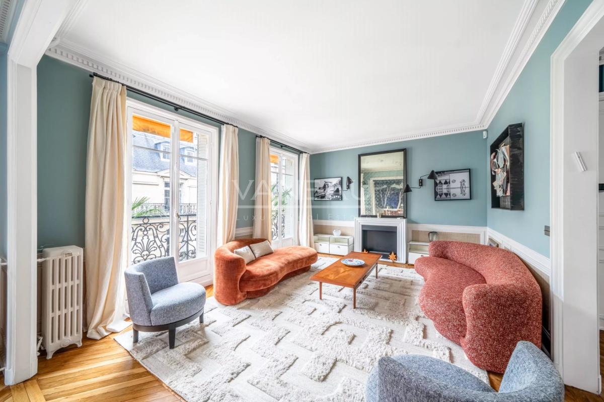 Paris XVIe - Victor Hugo - Dernier étage rénové avec balcon