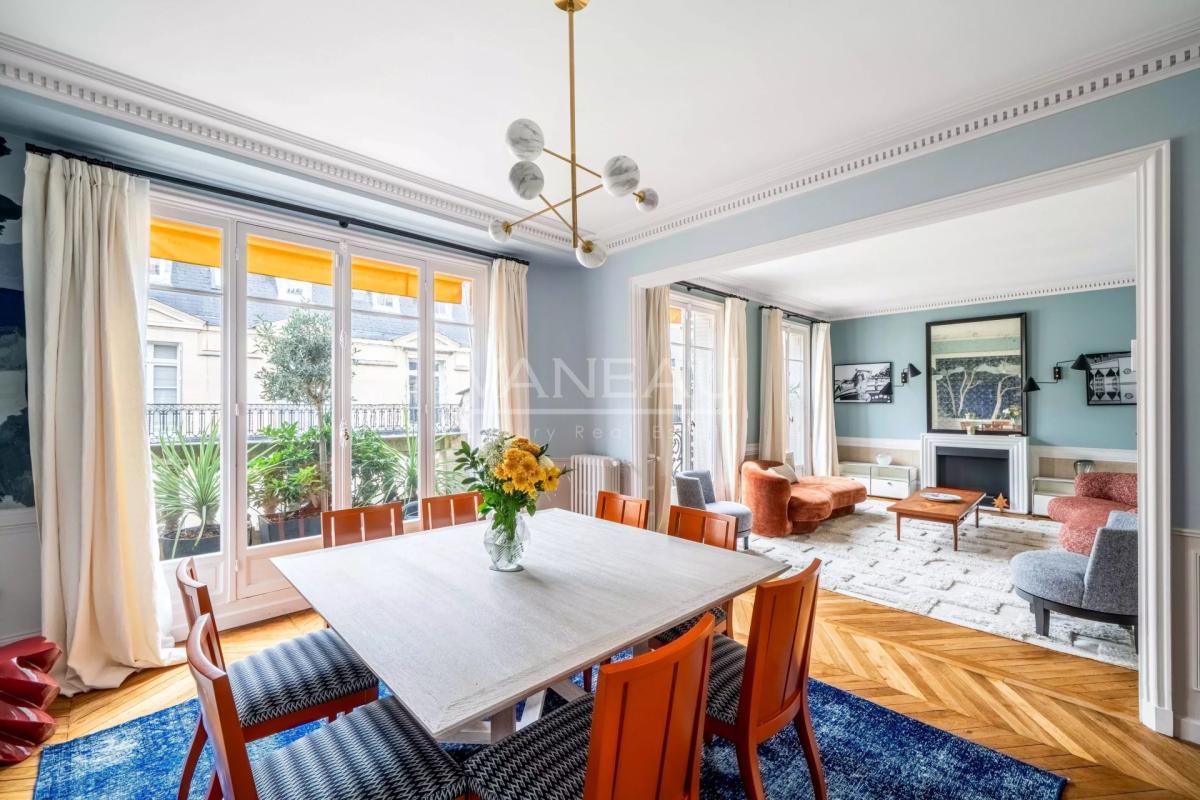 Paris XVIe - Victor Hugo - Dernier étage rénové avec balcon