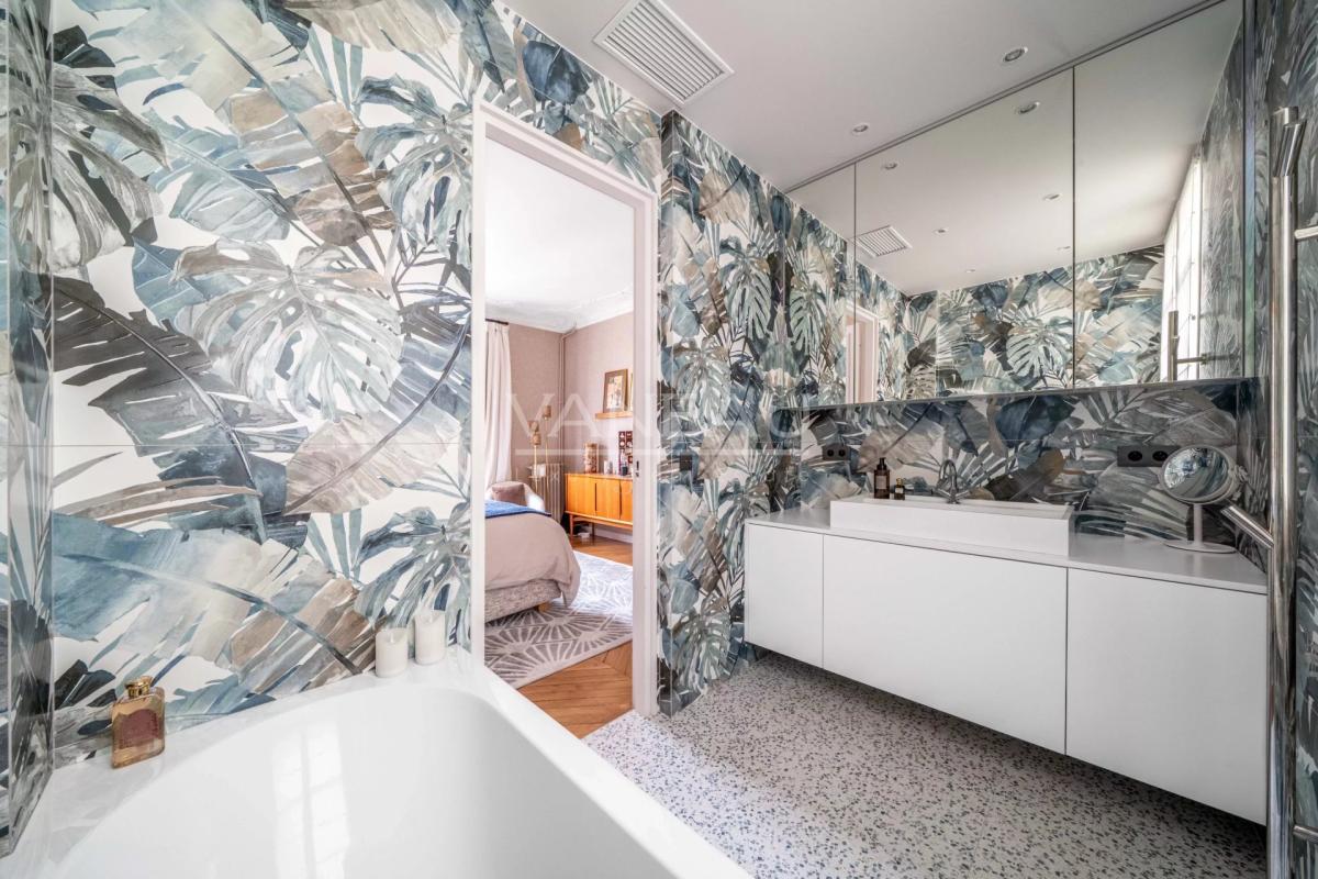 Paris XVIe - Victor Hugo - Dernier étage rénové avec balcon