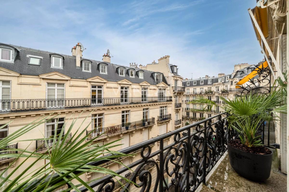 Paris XVIe - Victor Hugo - Dernier étage rénové avec balcon