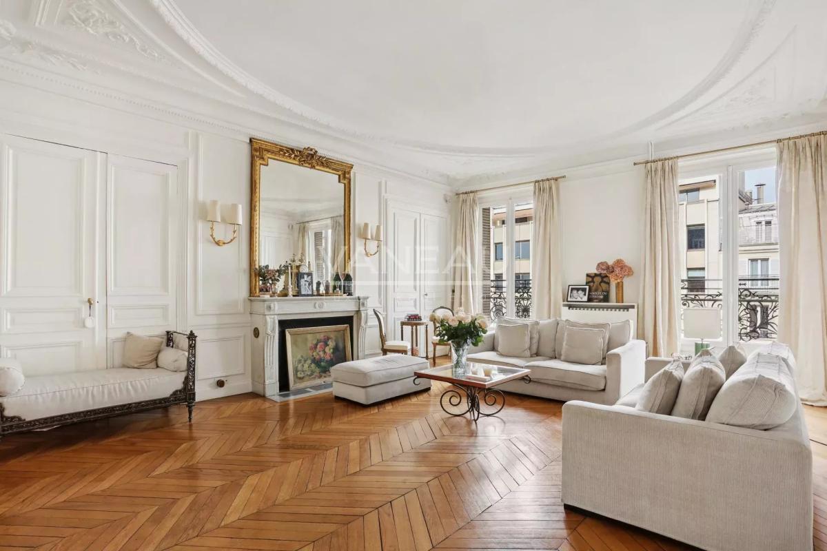 Paris VIIIe - A proximité du parc Monceau et de l’Etoile.