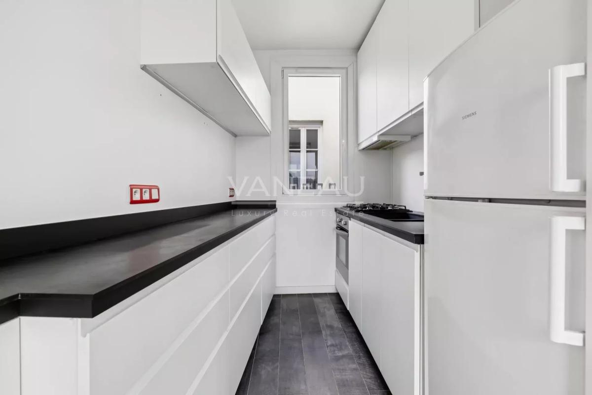 Paris IIème - Dernier étage avec ascenseur - vue dégagée