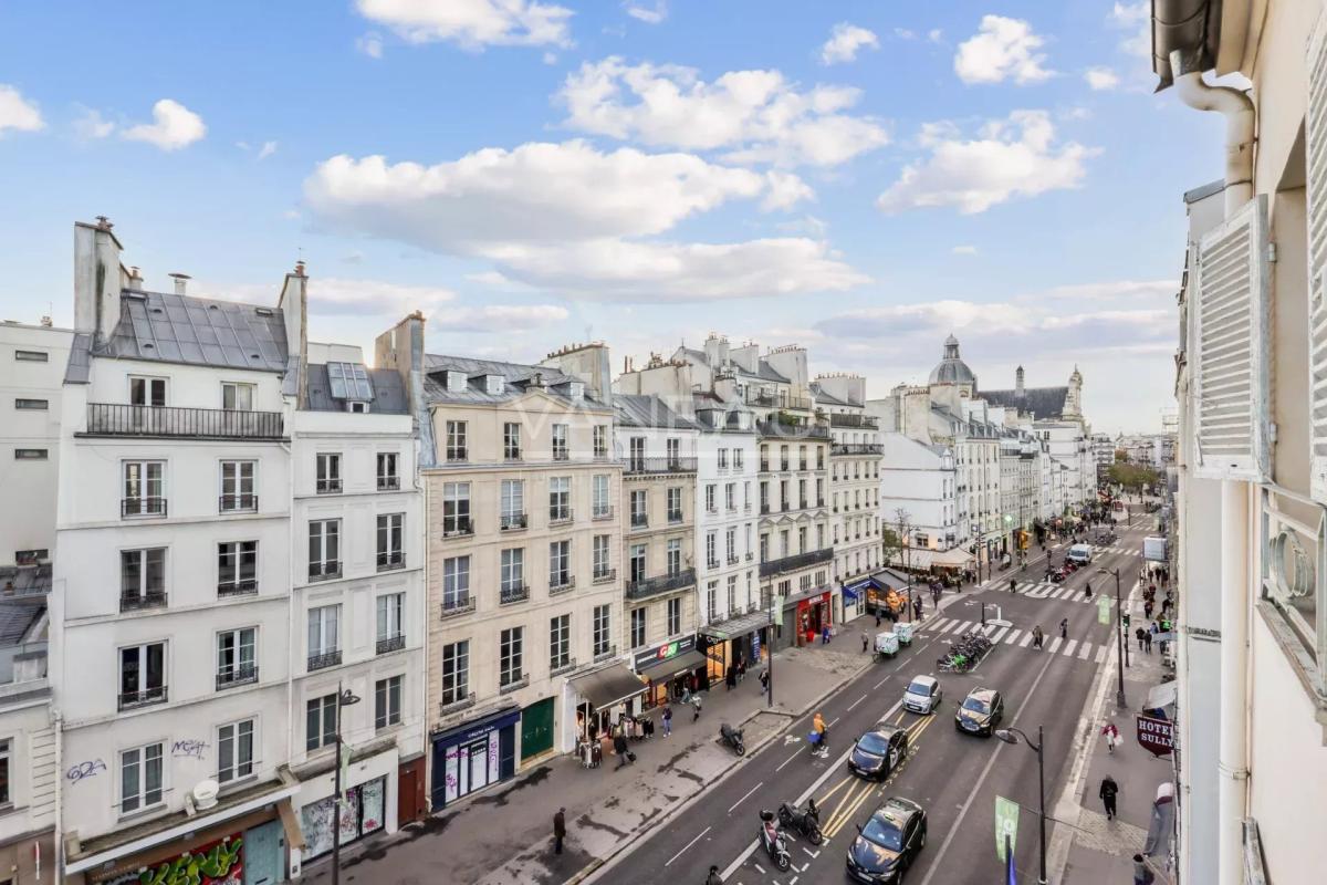 Exclusivité  - Paris 4e - Rue Saint-Antoine - vue dégagée et ens