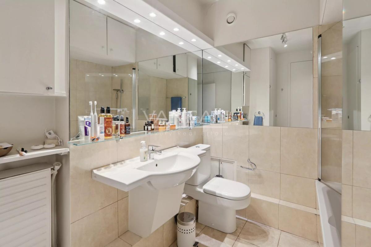 Paris XIVe - Proche du Jardin du Luxembourg - Appartement familial de 3 chambres avec extérieur