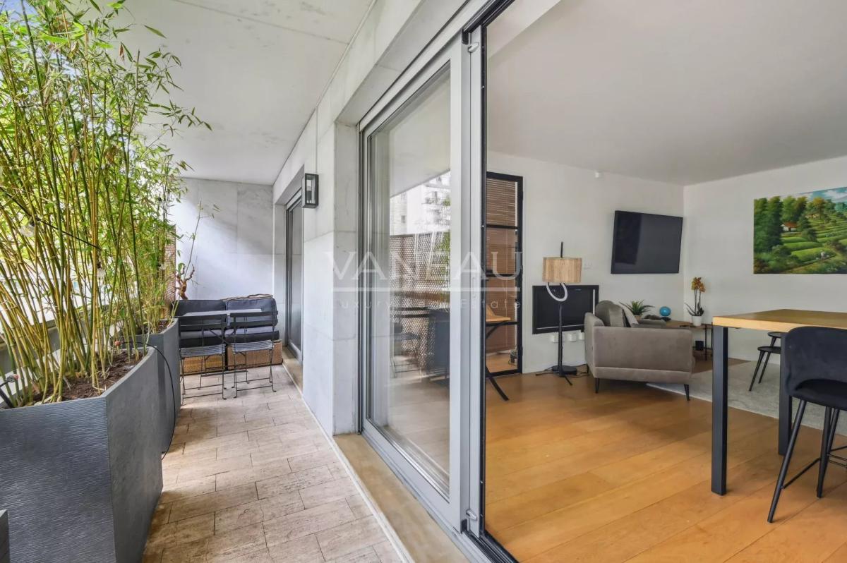 PARIS VIIe - Rue Clerc - Etage élevé avec balcon terrasse.