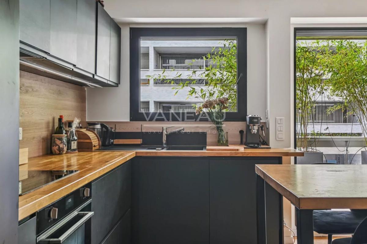 PARIS VIIe - Rue Clerc - Etage élevé avec balcon terrasse.