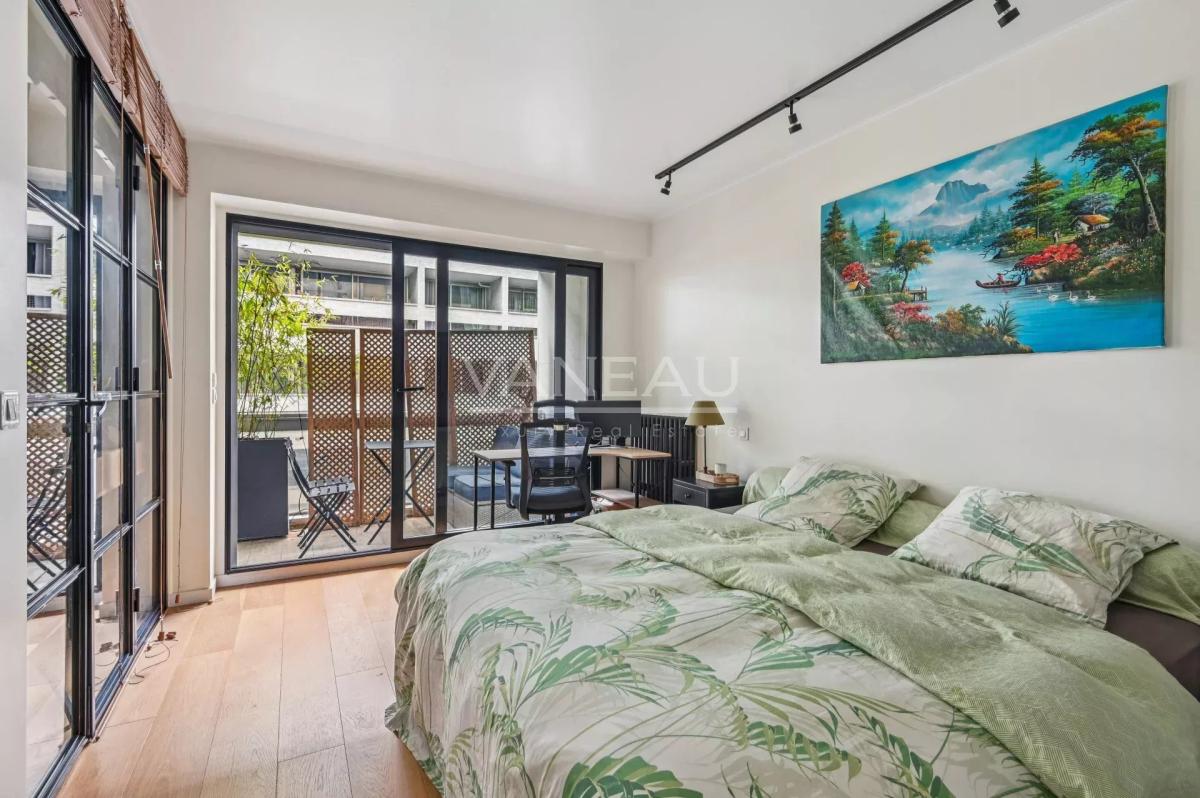 PARIS VIIe - Rue Clerc - Etage élevé avec balcon terrasse.