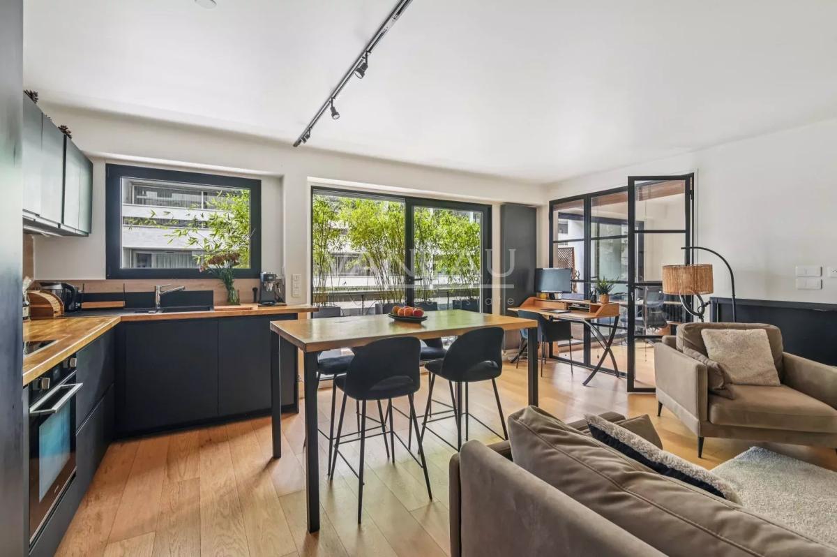 PARIS VIIe - Rue Clerc - Etage élevé avec balcon terrasse.