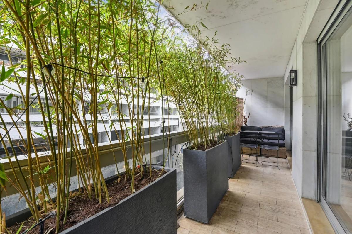 PARIS VIIe - Rue Clerc - Etage élevé avec balcon terrasse.