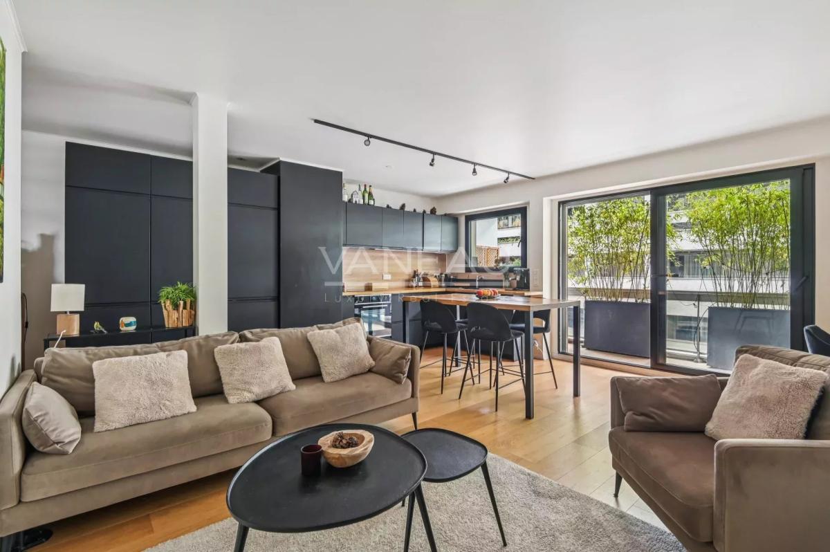 PARIS VIIe - Rue Clerc - Etage élevé avec balcon terrasse.