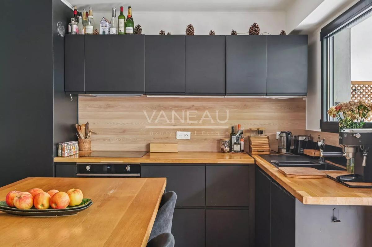 PARIS VIIe - Rue Clerc - Etage élevé avec balcon terrasse.