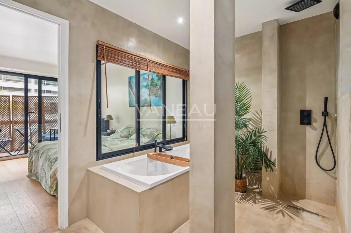 PARIS VIIe - Rue Clerc - Etage élevé avec balcon terrasse.