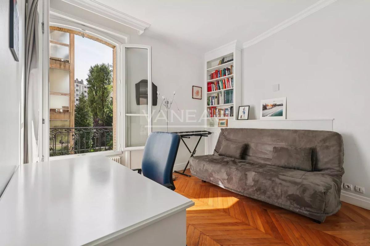 PARIS XVIe - Beau familial - Quatre chambres sur jardin.