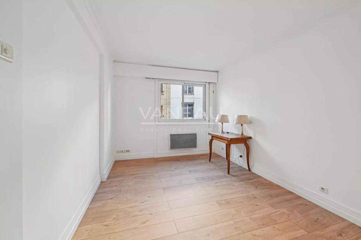 Paris XVe - Convention : Appartement trois pièces en très bon ét