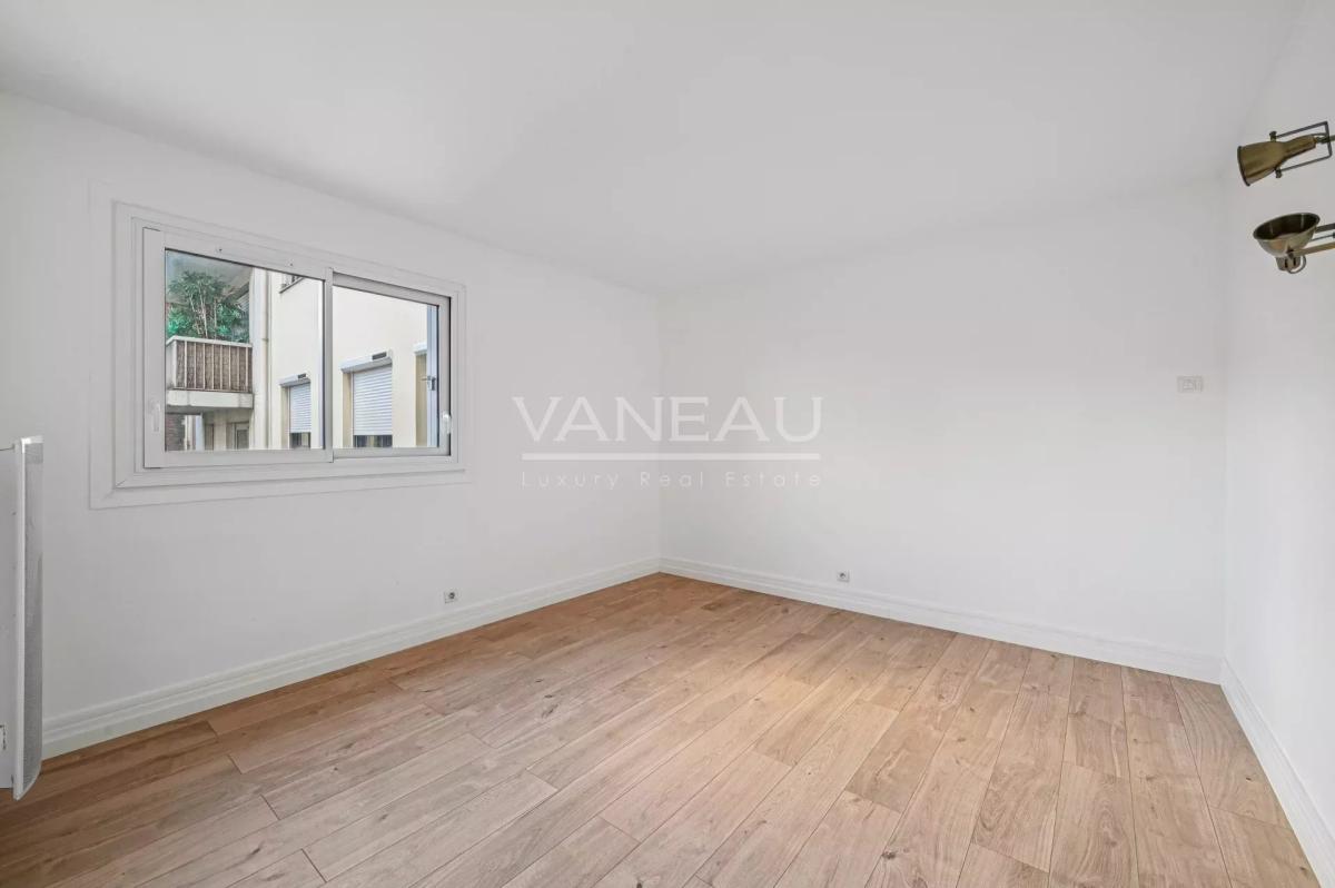 Paris XVe - Convention : Appartement trois pièces en très bon ét