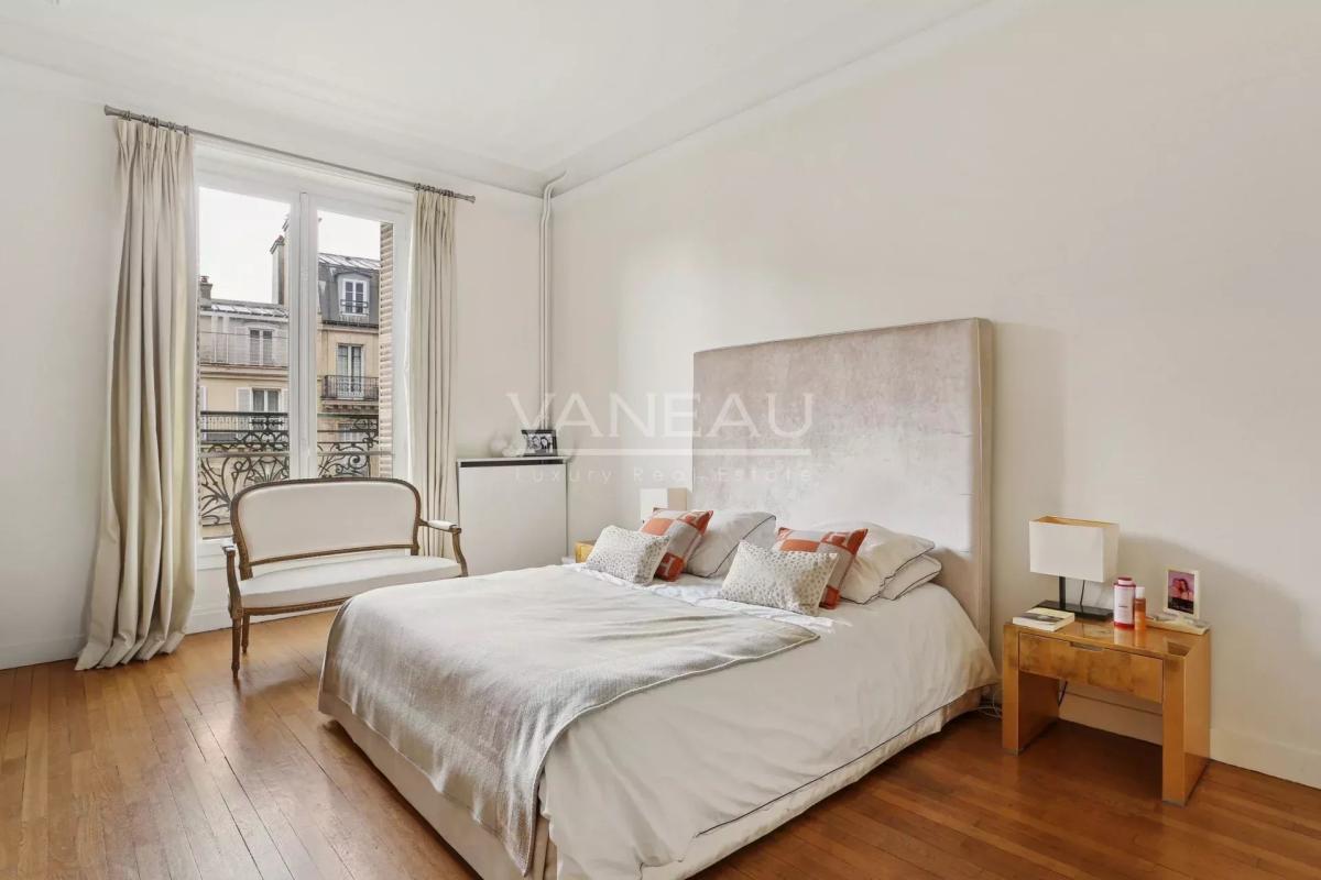 Paris VIIIe - A proximité du parc Monceau et de l’Etoile.