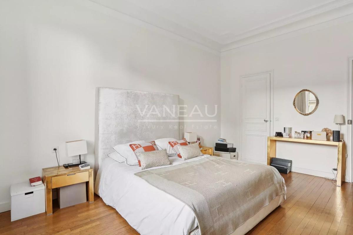 Paris VIIIe - A proximité du parc Monceau et de l’Etoile.