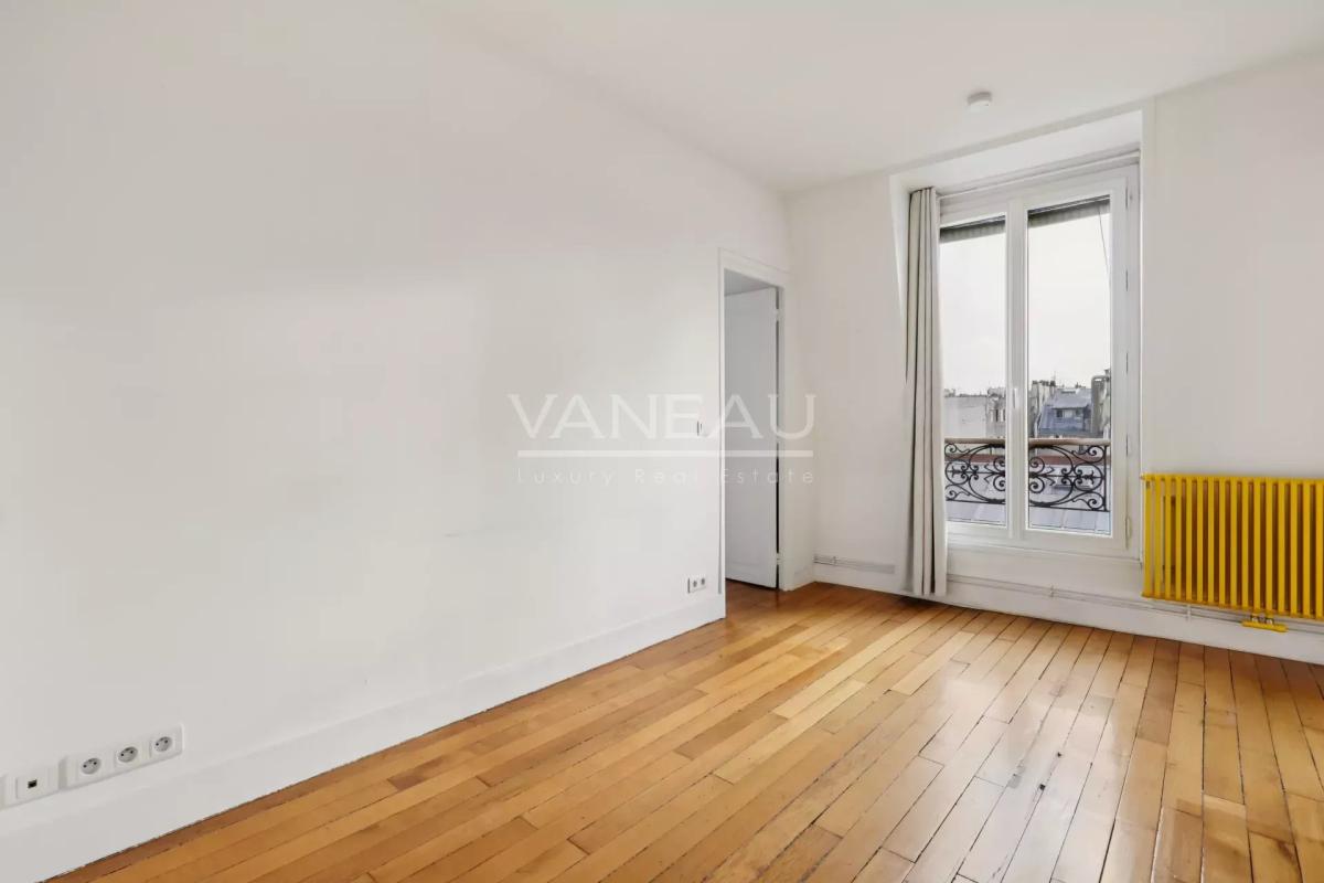 Paris IIème - Dernier étage avec ascenseur - vue dégagée