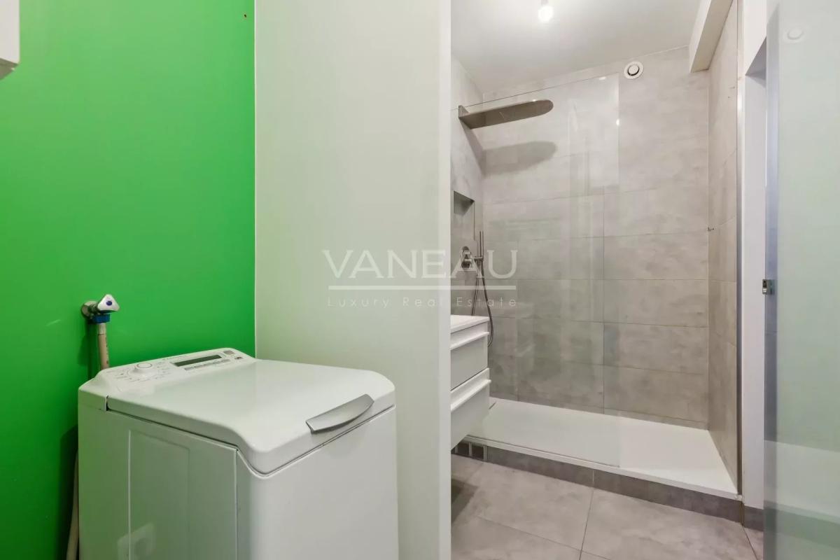 Paris IIème - Dernier étage avec ascenseur - vue dégagée