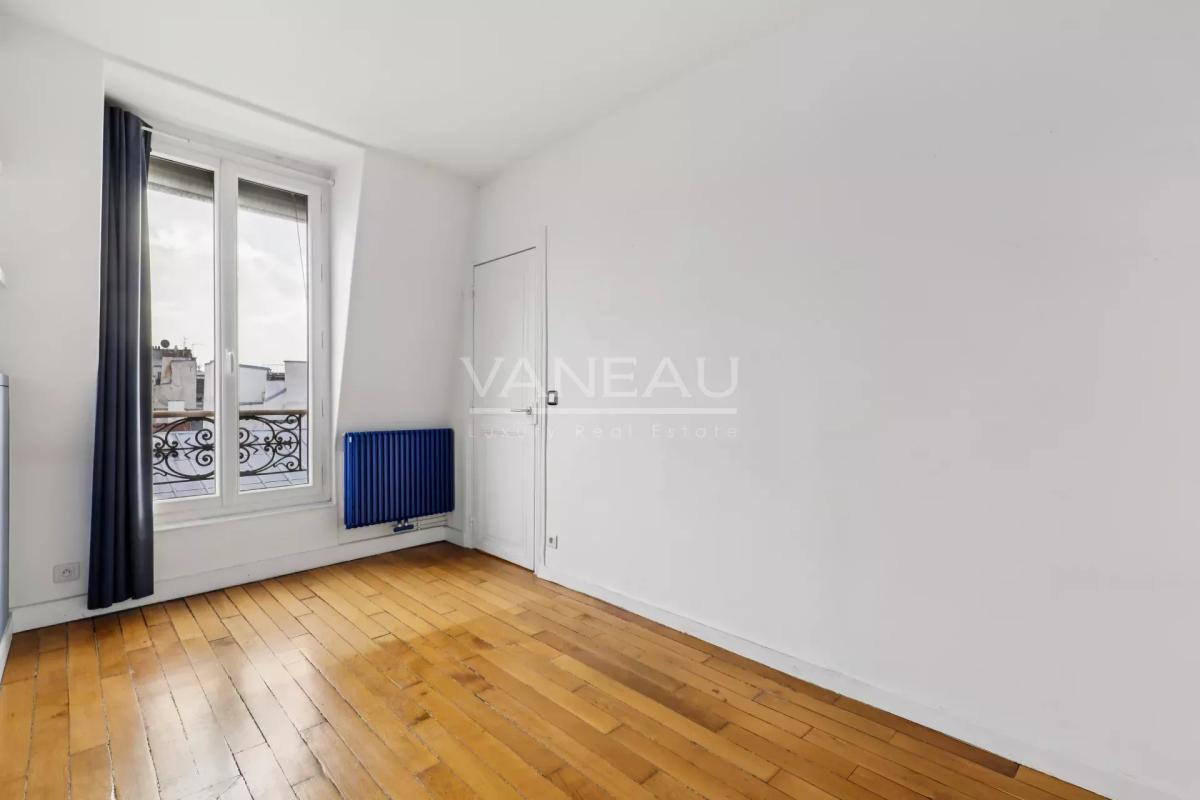 Paris IIème - Dernier étage avec ascenseur - vue dégagée