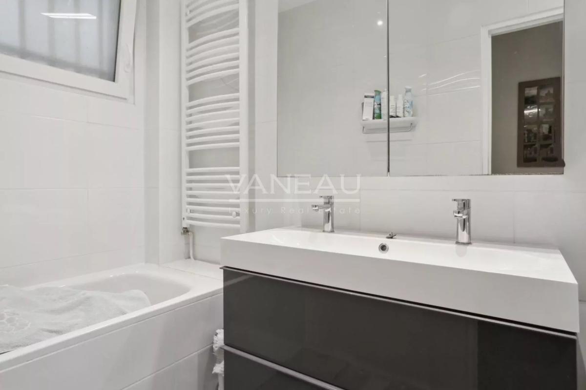 PARIS XVIe - Bel ancien avec ascenseur