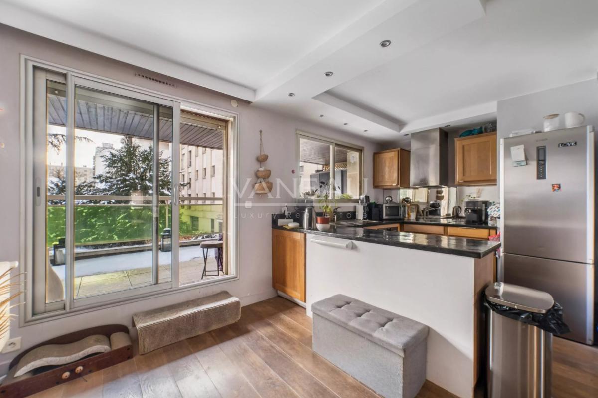 Terrasse et balcon. Cave et parking