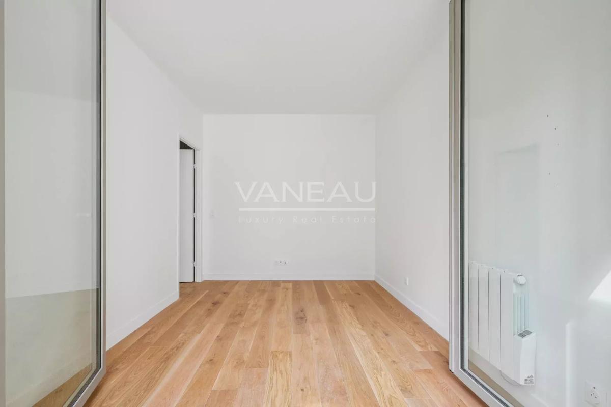 Issy-les-Moulineaux - Deux pièces rénové DPE D avec terrasse et 