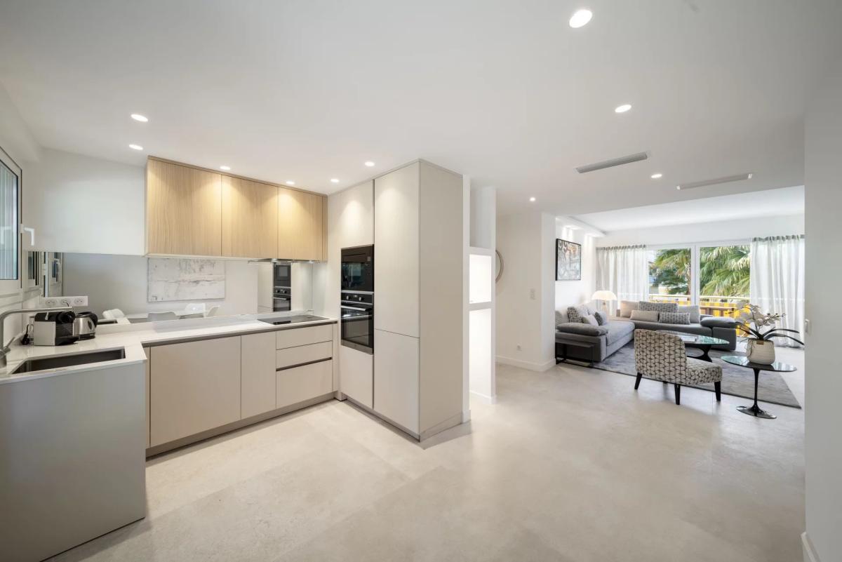 Appartement 3 pièces entièrement rénové à vendre - Cannes Montro