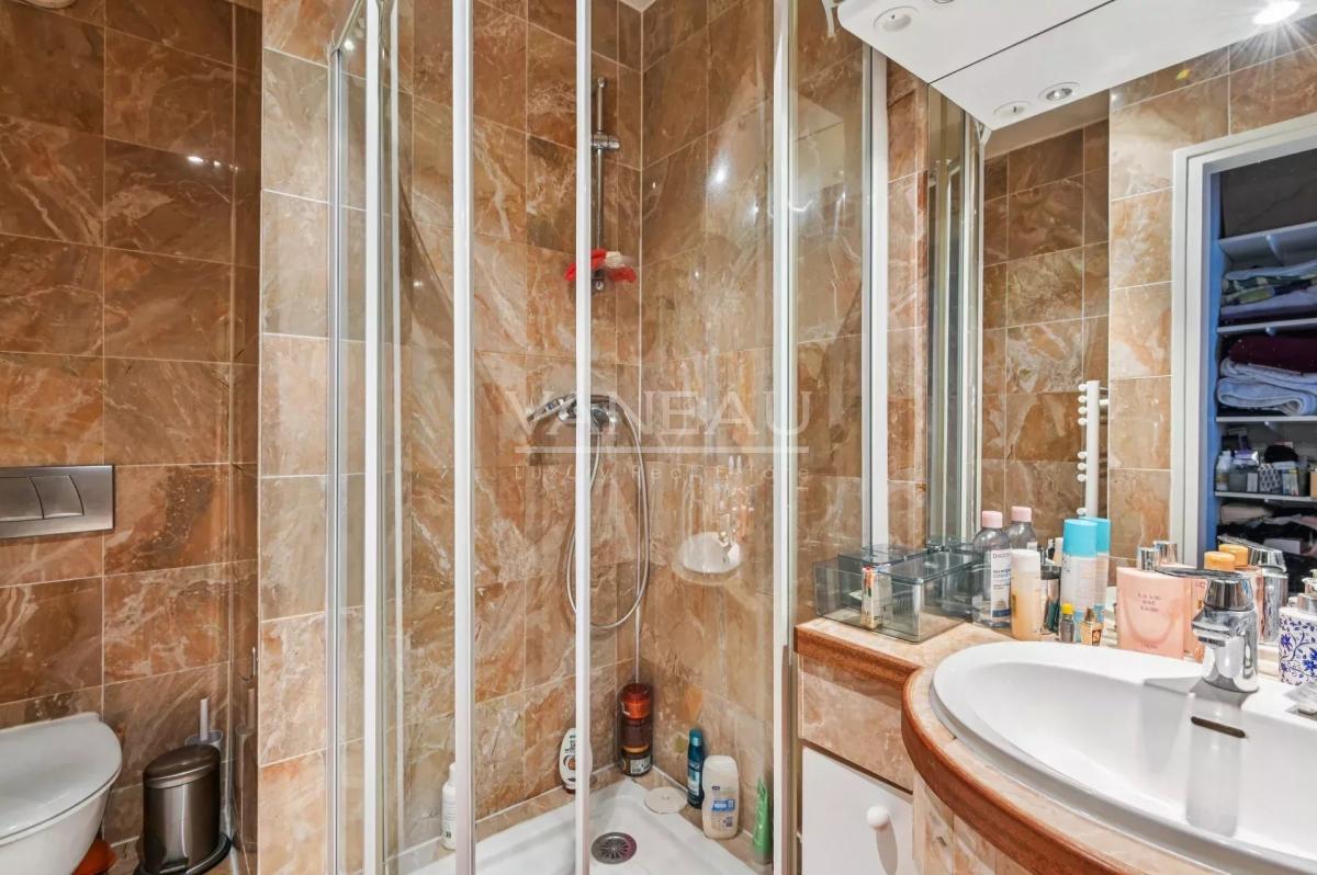 Paris VIIIe - Avenue Montaigne / Place François 1er