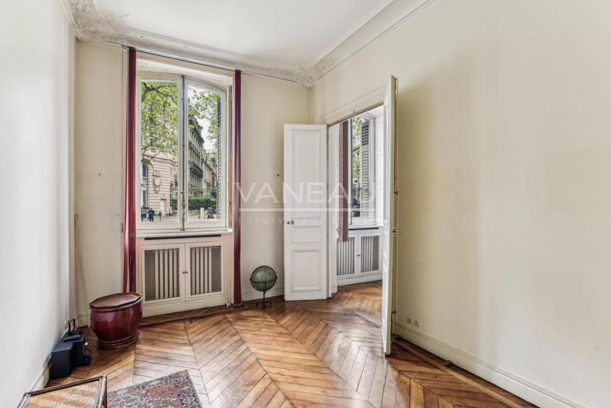 PARIS VIII - Parc Monceau - Appartement Haussmannien de 2 pièces